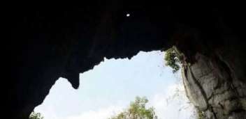 三亚有一个外形像一只大笔悬空的神秘山洞